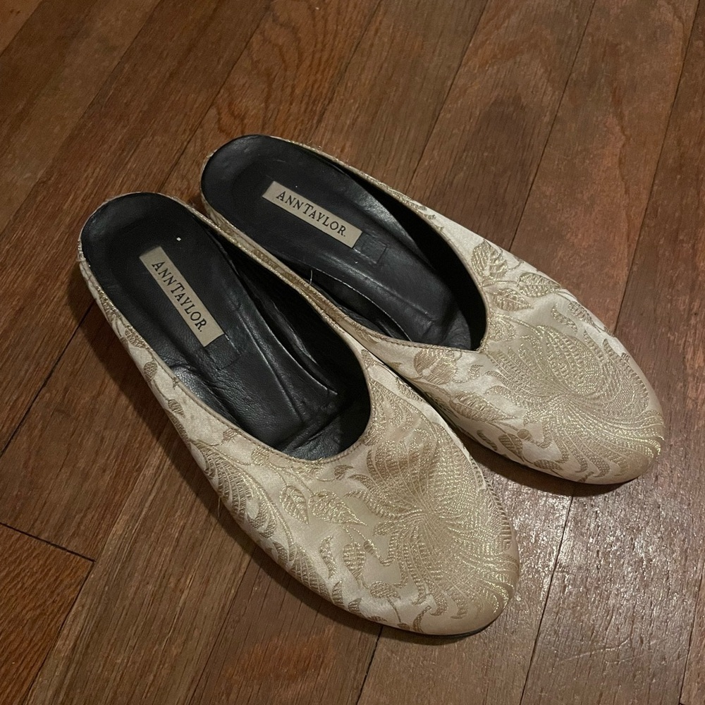 Ann Taylor Gold Embroidered Slip-On Mule Slide Flats Size 6